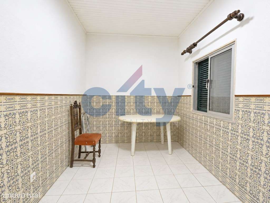MORADIA EM BANDA , T3 A APENAS 170M DO METRO ODIVELAS-12