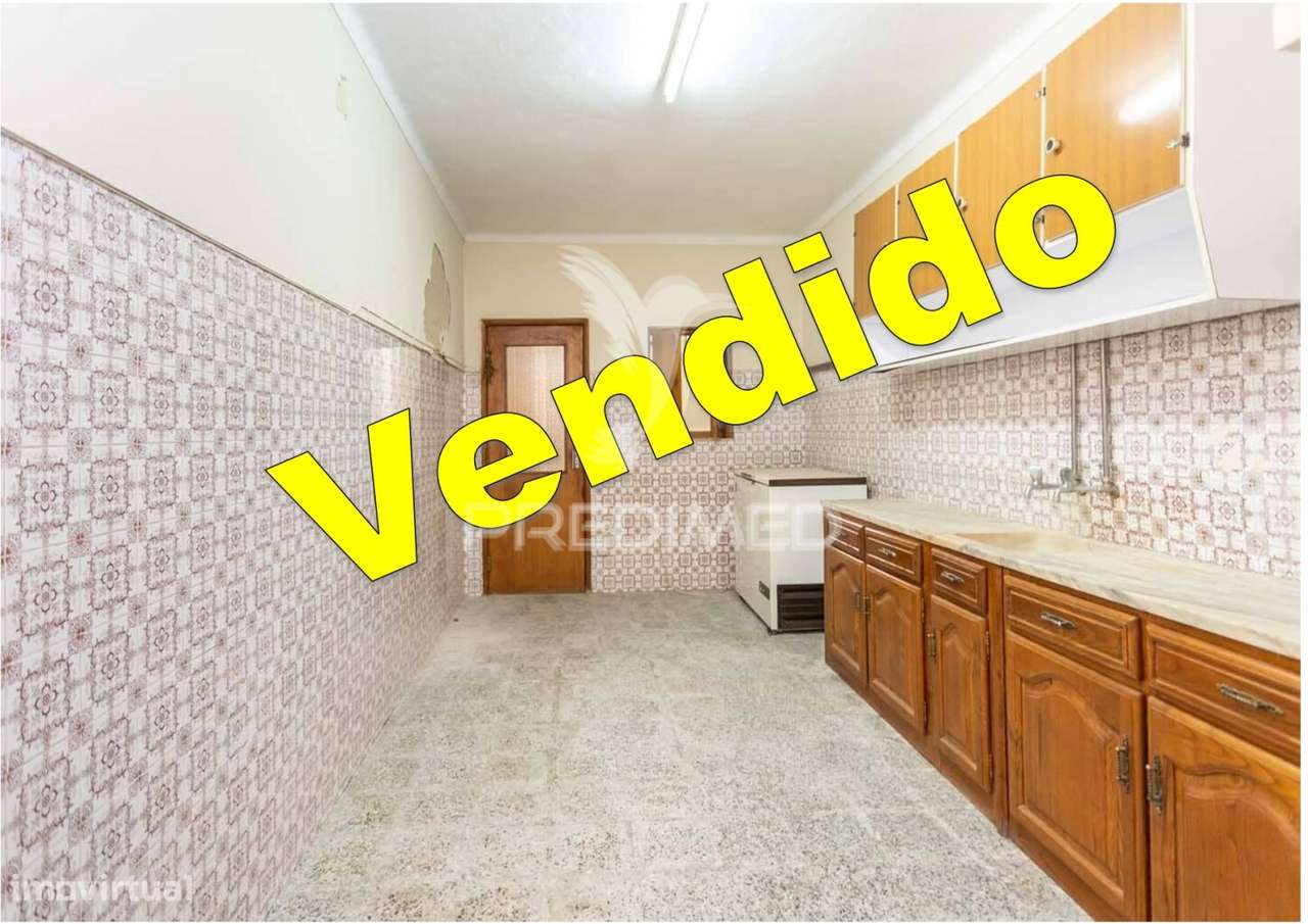 MORADIA COM LOGRADOURO, GARAGEM , TERRAÇO E SOTÃO - Grande imagem: 1/35