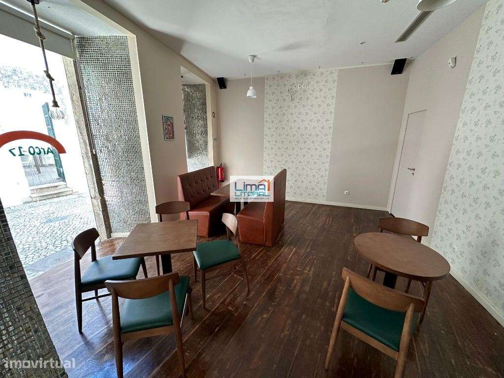 Prédio devoluto para habitação e comércio - Zona Histórica de Leiria-8