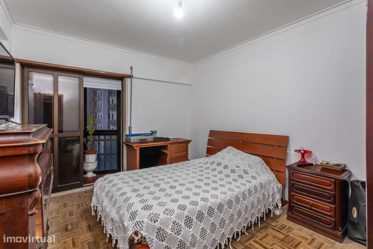 Excelente apartamento T2, situado na Tapada das Mercês-10