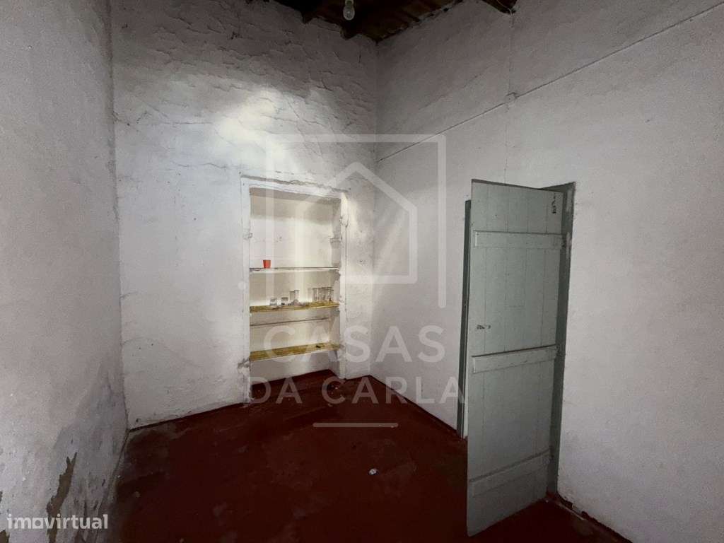 Moradia T4 com quintal e garagem em Cuba para obras-11