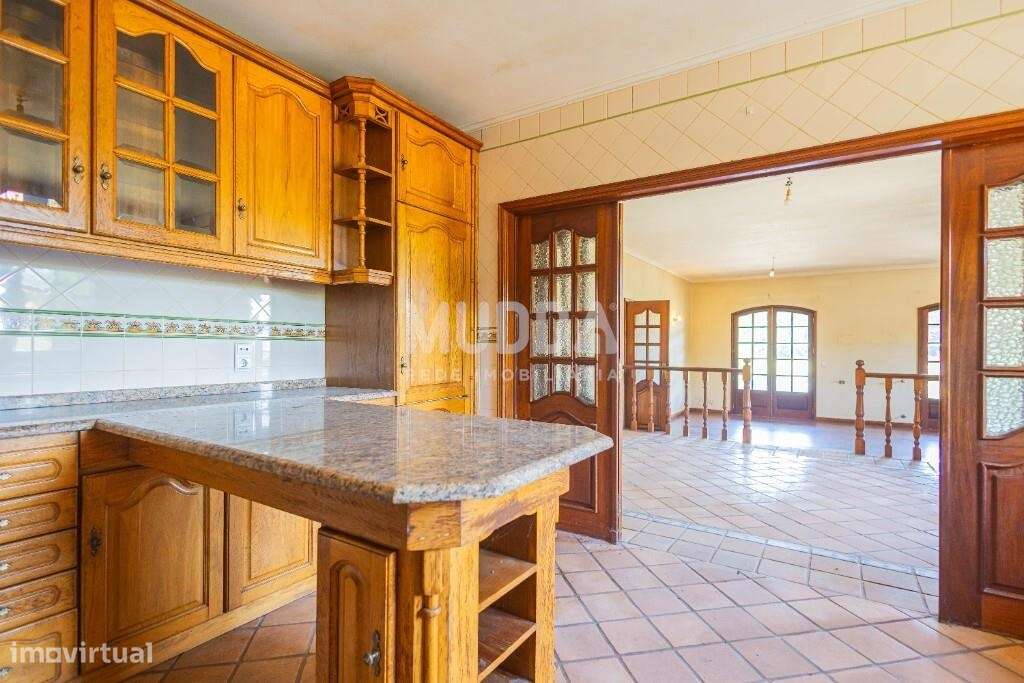 Oportunidade em Azurva – Moradia Isolada com Grande Terreno!-8