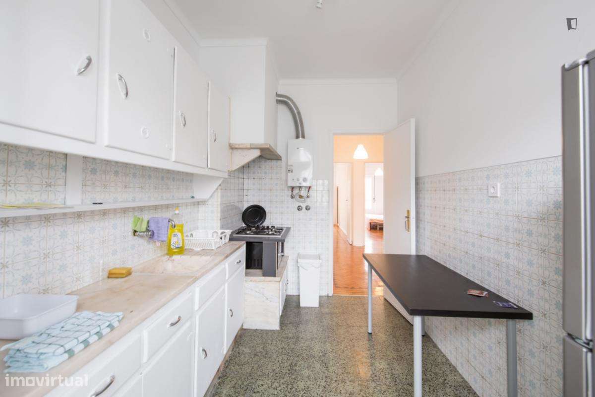 Quarto - localizado em Benfica Lisbon - Grande imagem: 4/10