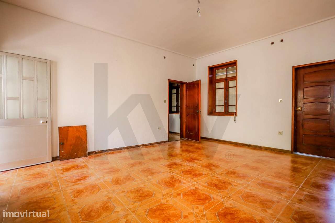 Moradia com 1451m2 de Terreno e Elevado Potencial de Valorização em Sã-8