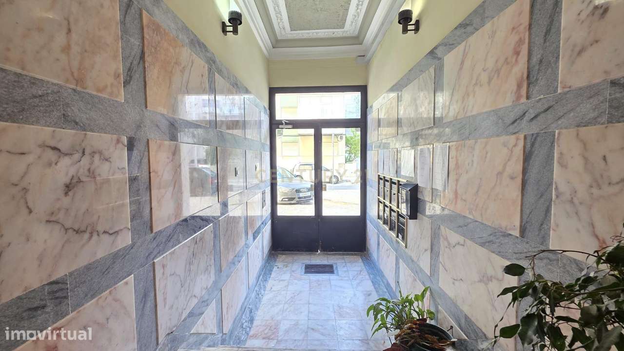 T2 Totalmente Remodelado com Terraço em Algueirão-Mem Martins-16