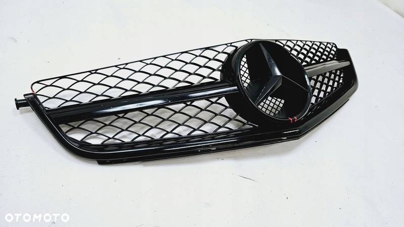 GRILL ATRAPA MERCEDES C-KLASA W204 LIFT 6.3 AMG - 3