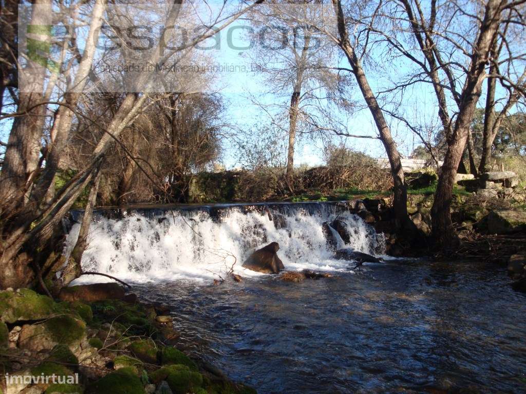 Quinta com construção rural a confinar com rio - Grande imagem: 3/41