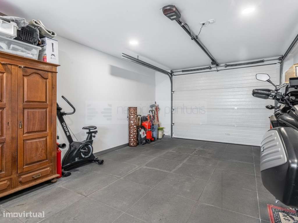 Propriedade Distinta com Piscina, Anexos, Poço de Água e Duas Fraçõ...-24