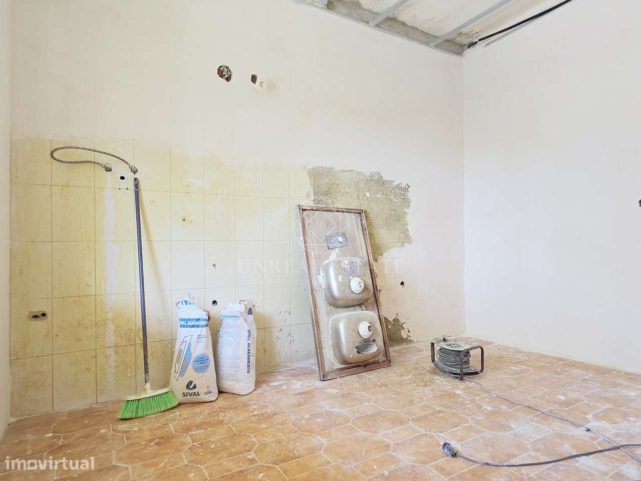 Apartamento T3 em Remodelação com Terraço de 80 m² e Parqueamento | Se-51