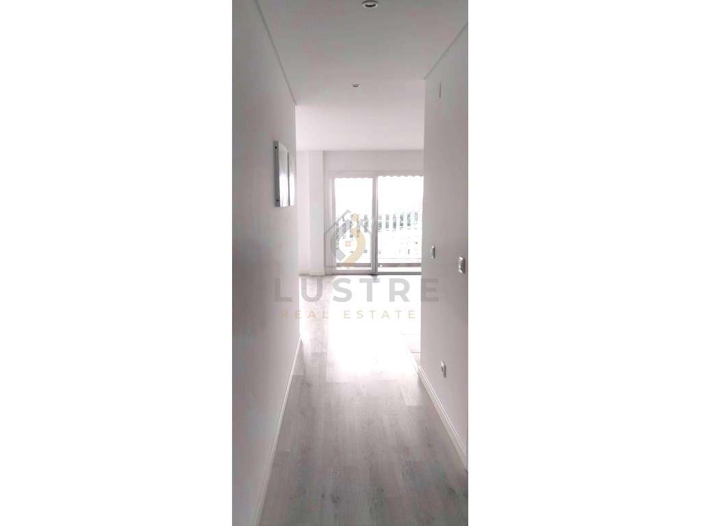 Apartamento T2 com varandas panorâmicas e parqueamento em Santa Mar...-12