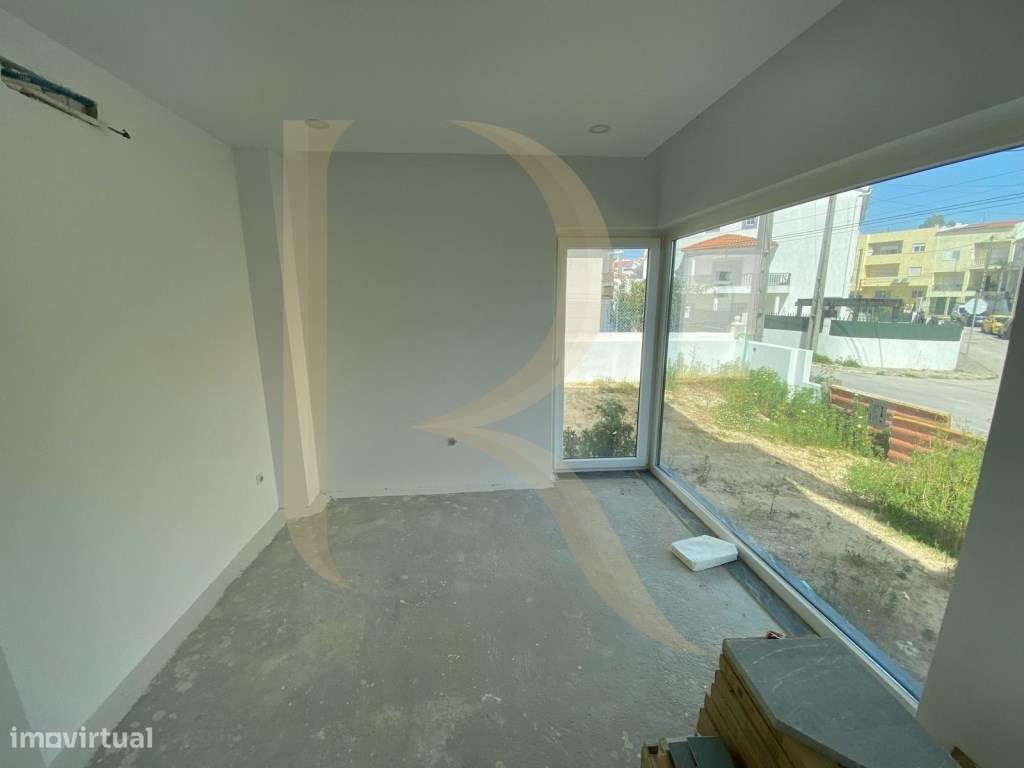 Moradia isolada T4 por terminar na Charneca da Caparica-6