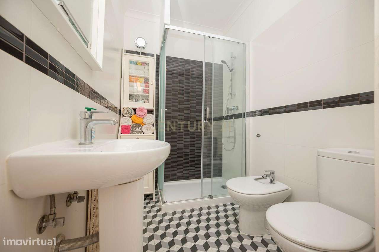 Moradia remodelada de 6 assoalhadas Exclusiva no Estoril-15