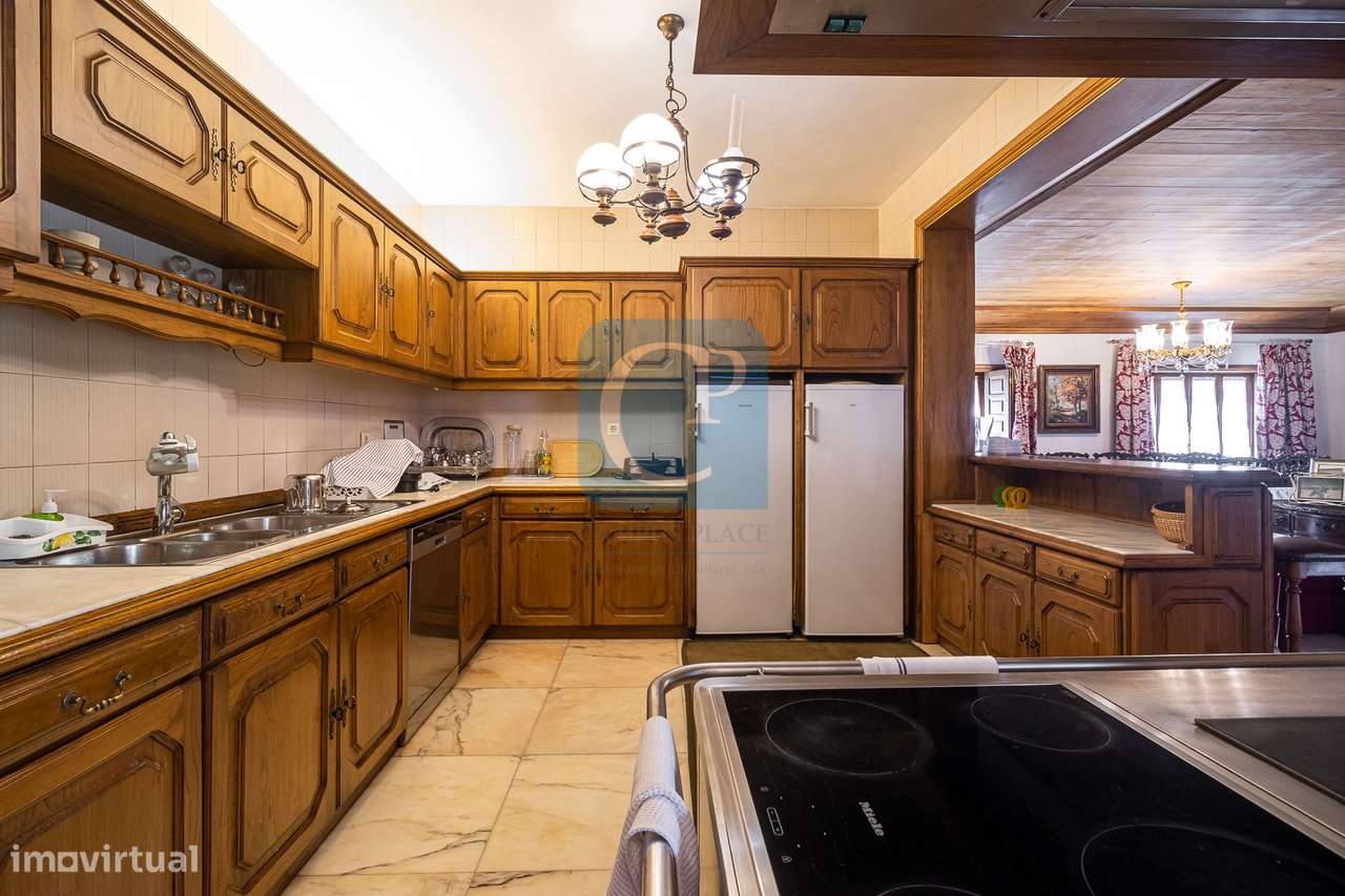 Moradia de quatro frentes com piscina, à praia de Miramar - Grande imagem: 4/60