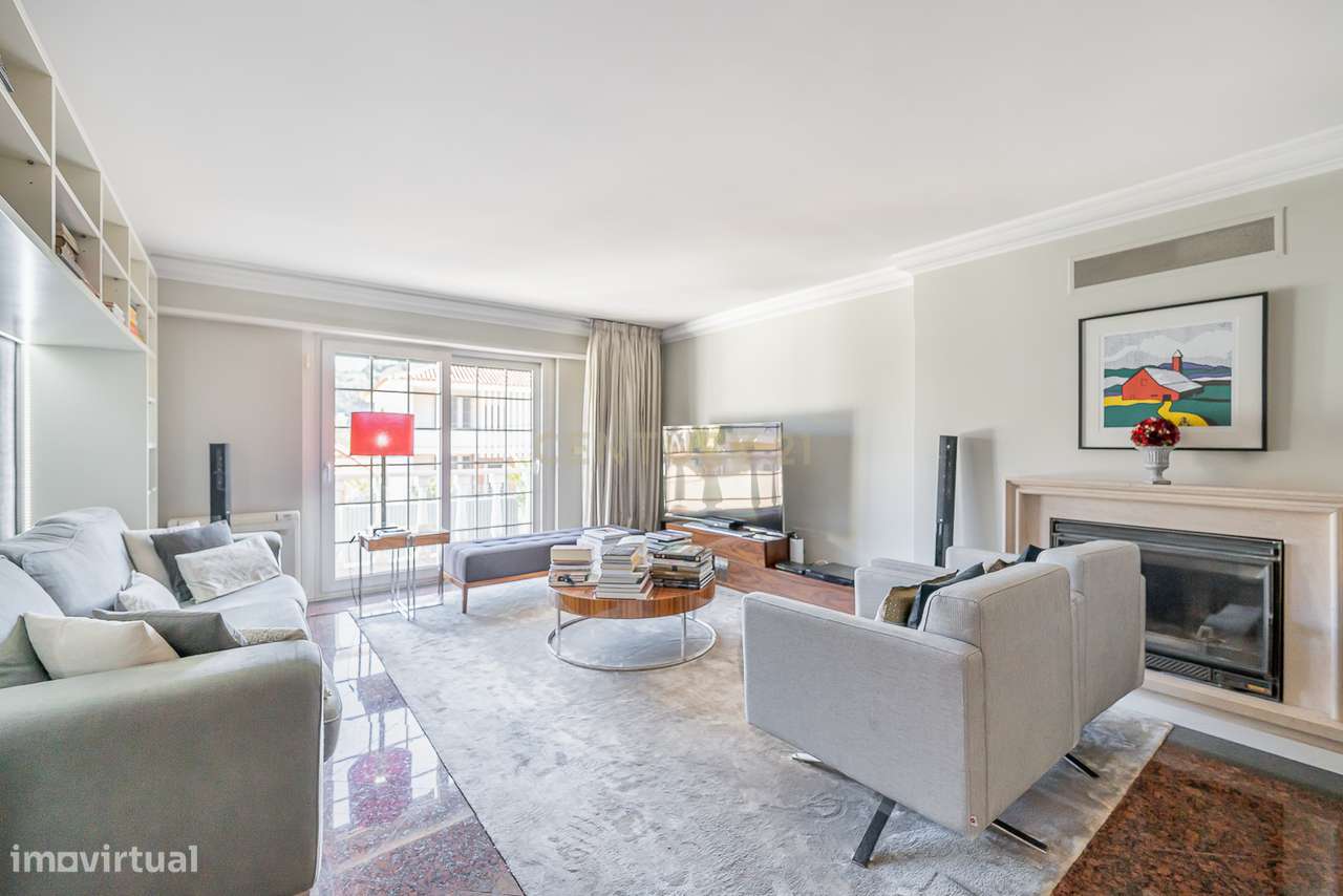 Moradia de Luxo T4 com Piscina e Jardim em Alvalade-20