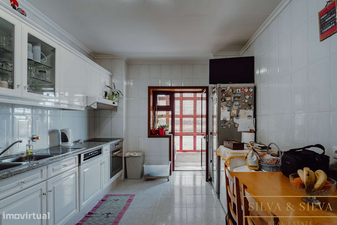 Apartamento T2+1 com garagem  no centro de Canelas-7