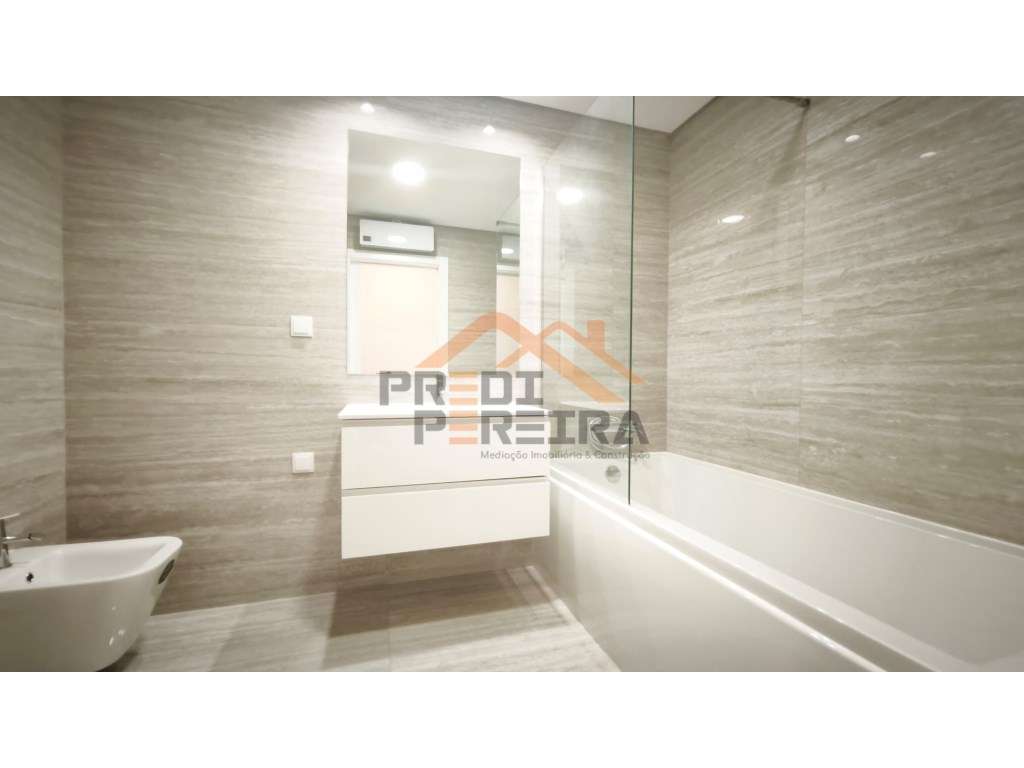 Situado em Caneças, apartamento T4 com duas suites, uma box e um pa...-24