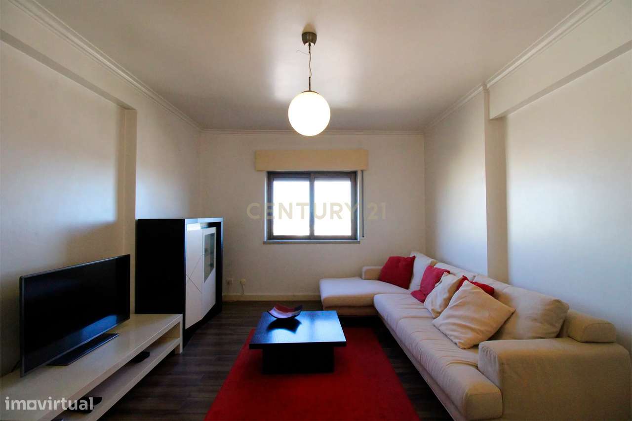 Apartamento T3 com Vista Panorâmica em Almada-5