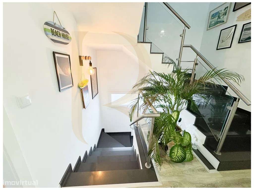 Moradia T4 geminada com garagem em Fernão Ferro - Grande imagem: 4/14