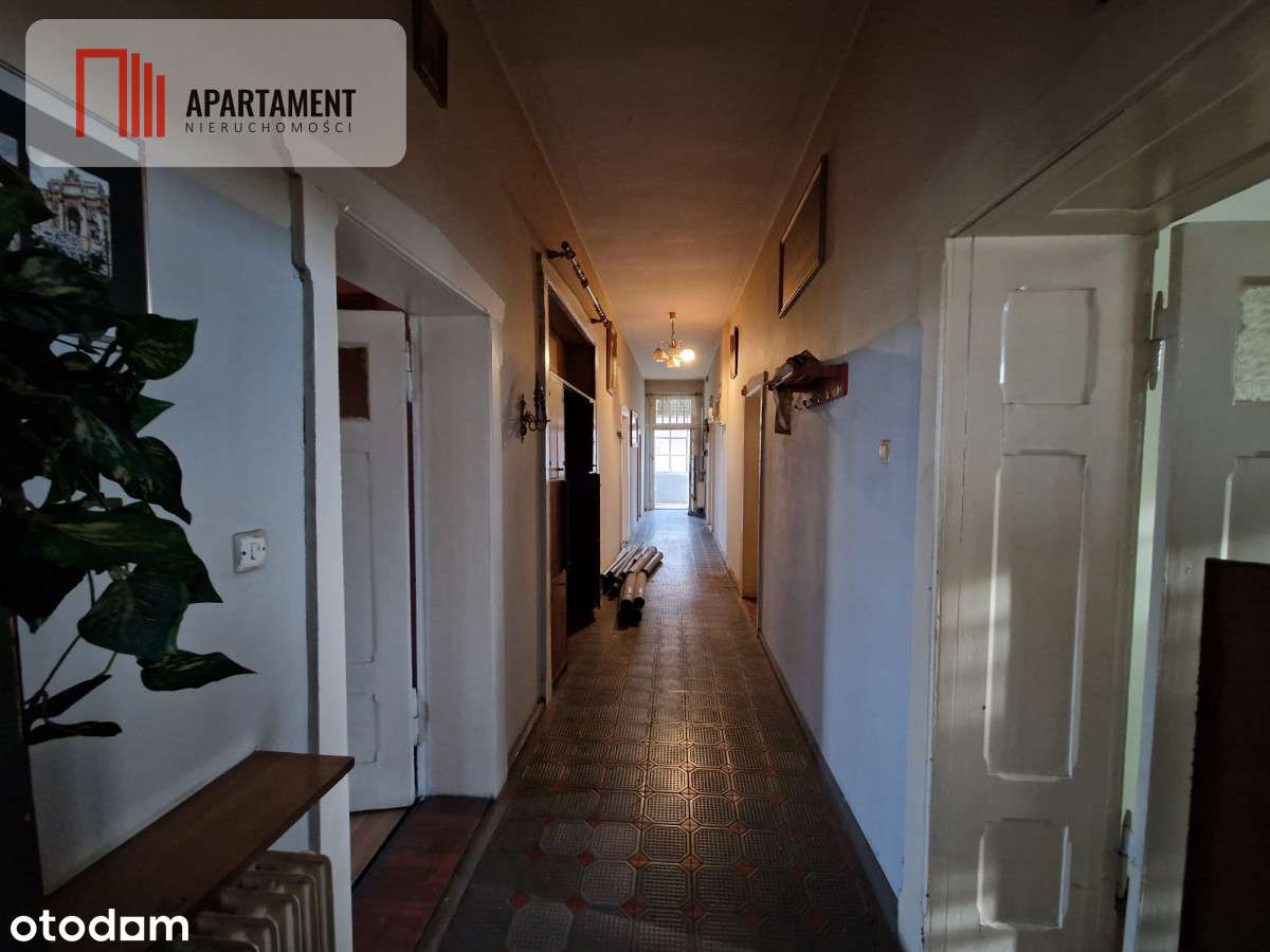 Dom w stylu dworkowym z dużą działką-10