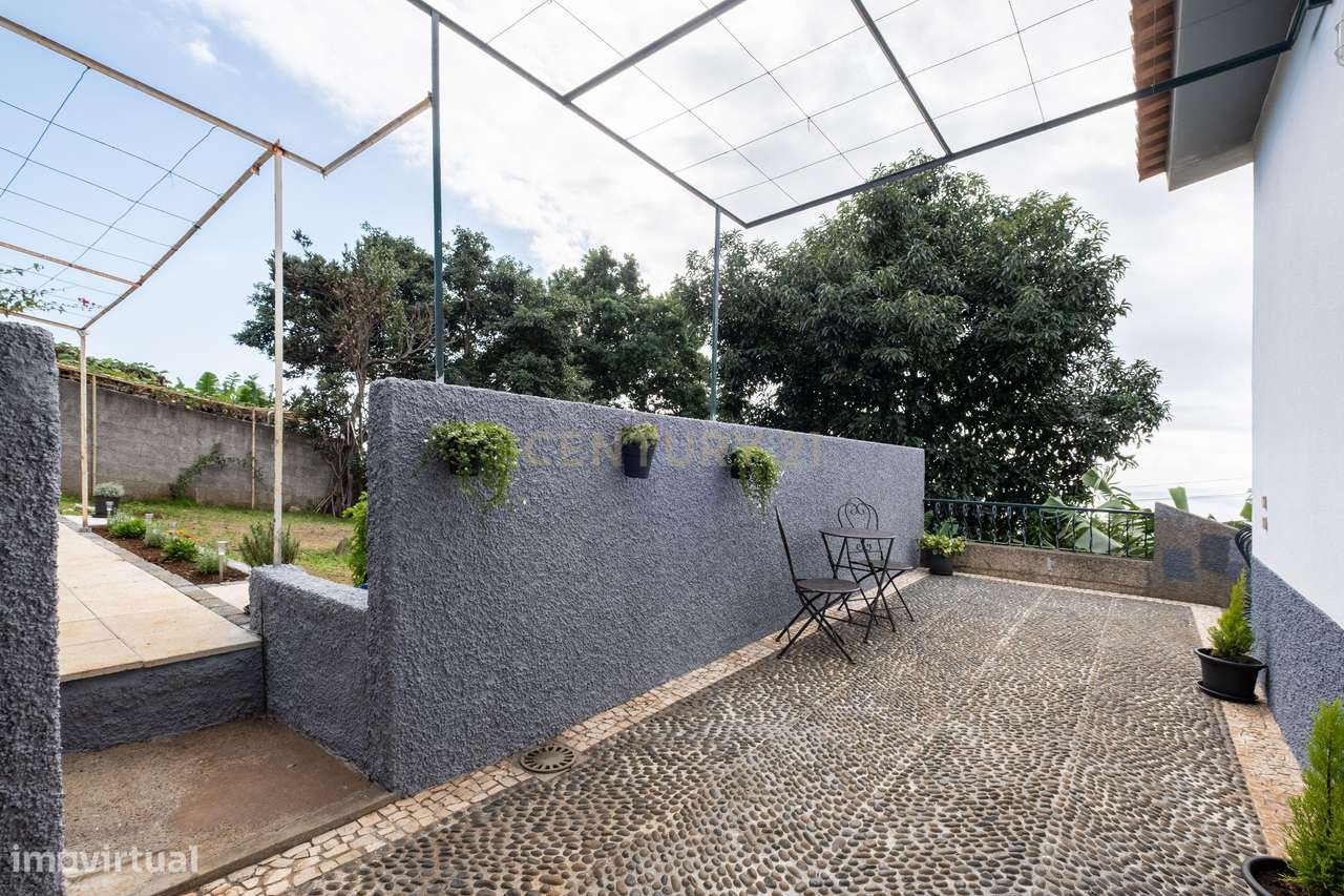 Moradia T2 Remodelada em Câmara de Lobos com Vista para o Pôr do Sol-36