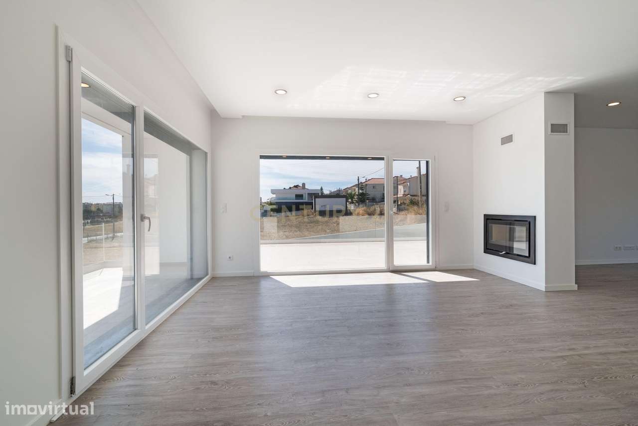 Moradia T5 de Luxo em Santo António dos Cavaleiros com Piscina e Garag - Grande imagem: 5/14