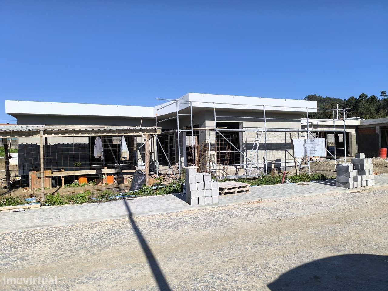 Moradia moderna com jardim, garagem e vista montanha-4