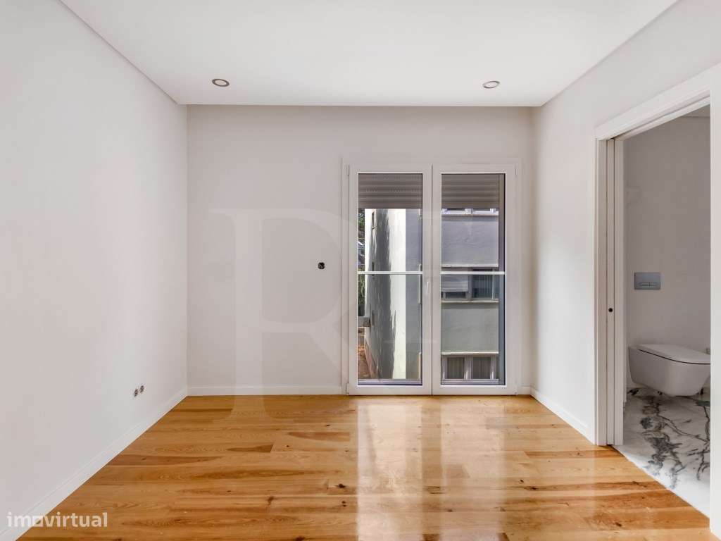 Apartamento T4 com Varanda junto à praia com vista Mar-18