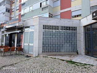 Loja ou escritório de 48m2 em Benfica, com duas entradas.