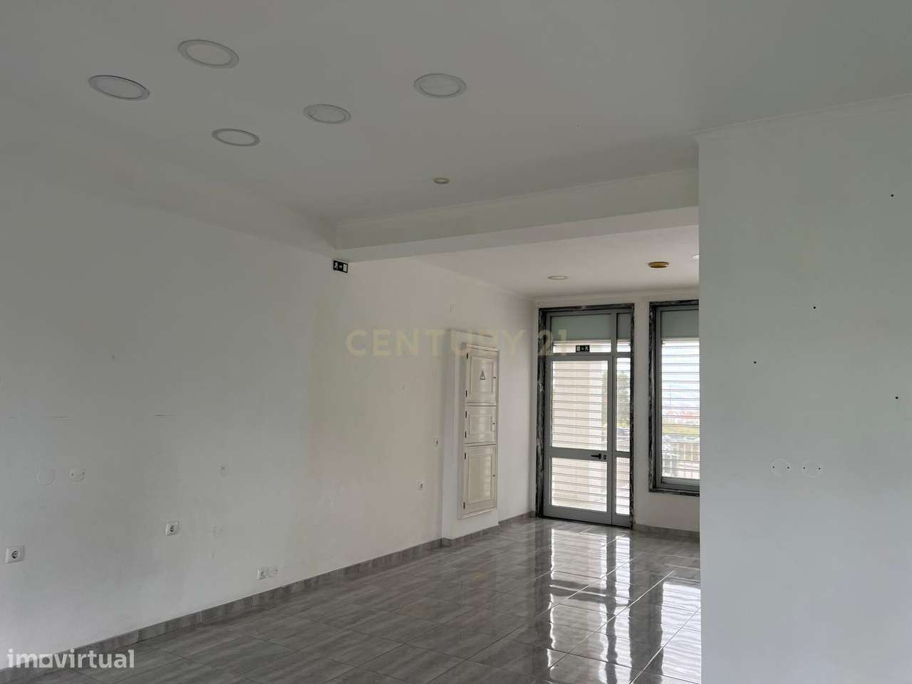 Loja para venda em Porto Salvo com varanda-7