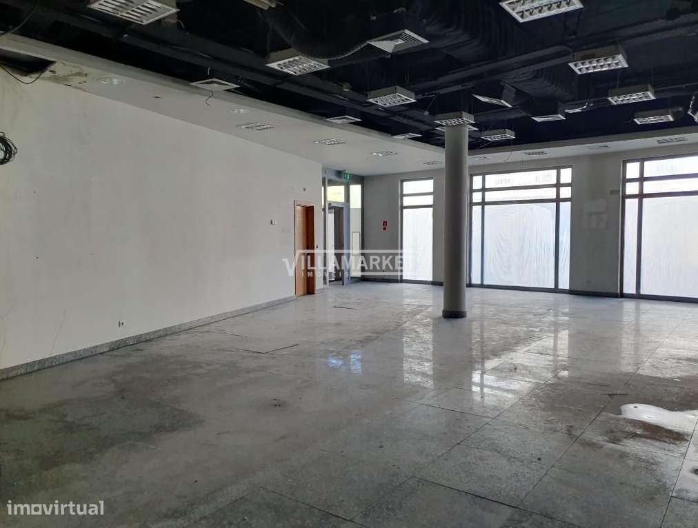 Loja da banca com 221 m2 situada na EN 118 em pleno Centro de Samora C-1