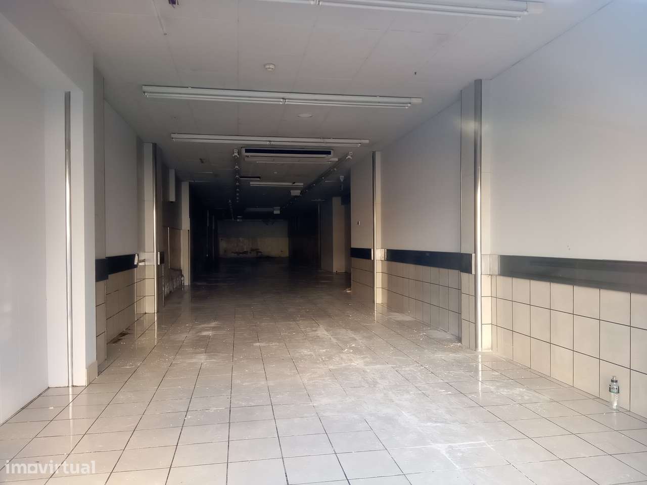 Atenção Srs. Investidores: Loja c/ 219m² c/ rendimento - Porto (Amial) - Grande imagem: 4/4