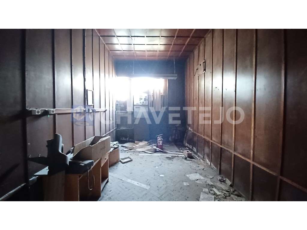 Prédio com habitação, armazém, e logradouro a 3 minutos de Tomar.-6