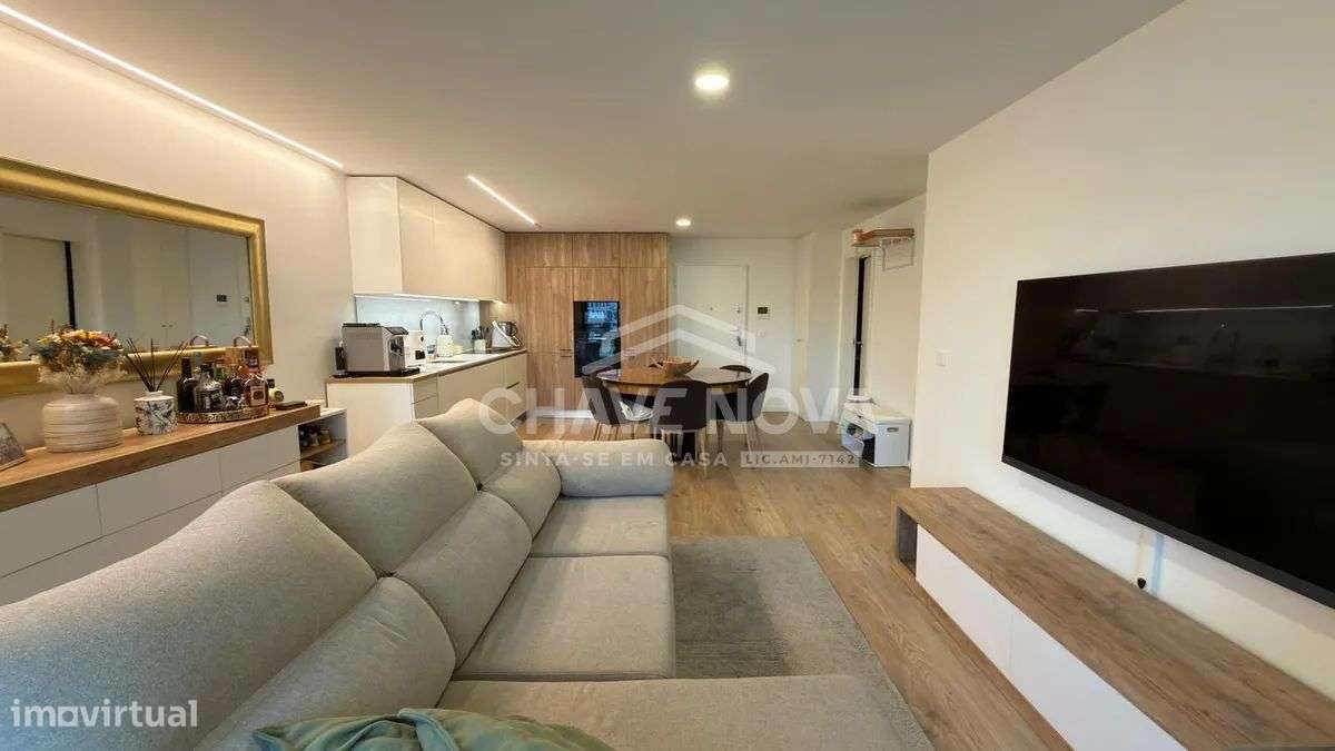 Apartamento T1+1 Como Novo c/ Lugar de Garagem em Santa Marinha (VL8)-9