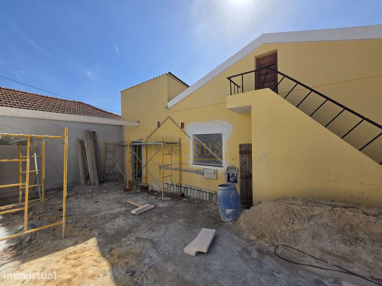 Moradia T2 com espaço exterior e adega-10