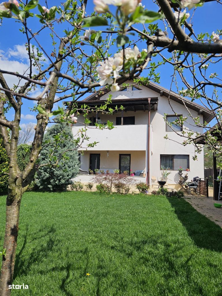 Casa P+1, 3 dormitoare,3 bai,zona linistita foarte aproape de Pitesti