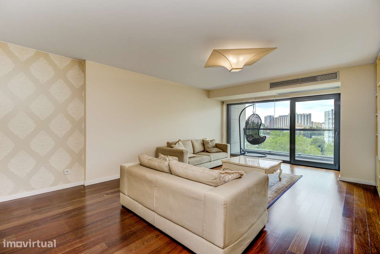 Apartamento T4 transformado em T3 em condomínio privado, no Campo Gran - Grande imagem: 4/44