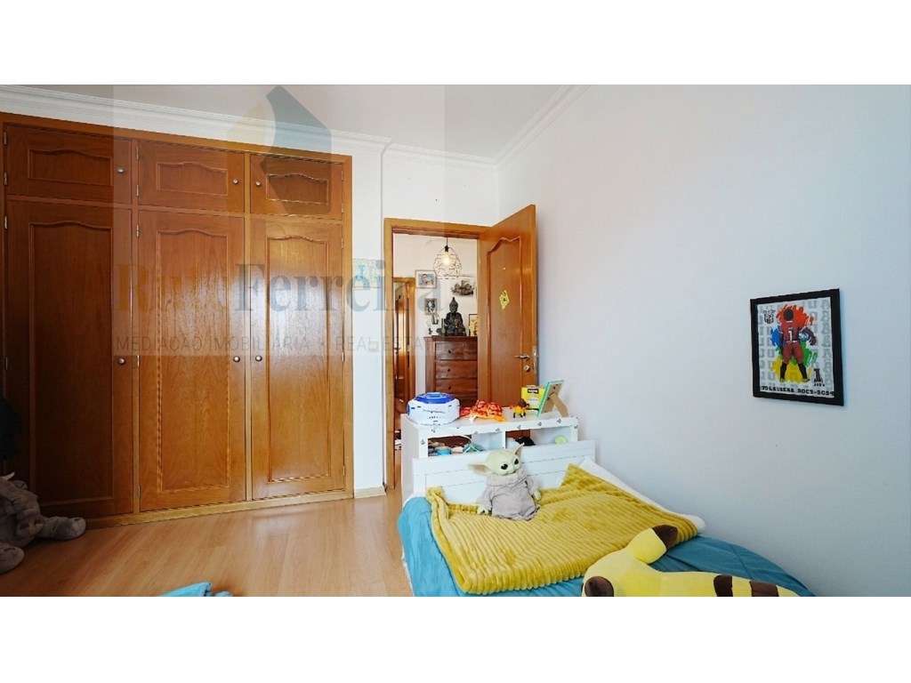 Moradia T3 localizada em São Pedro da Cadeira com jardim-26