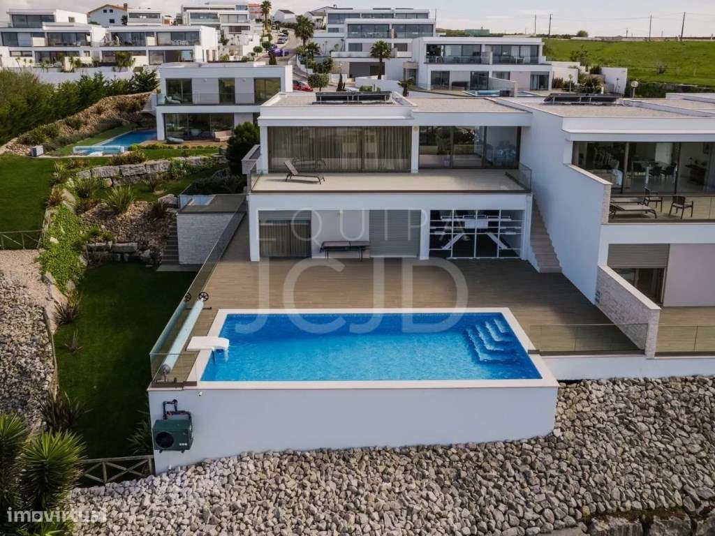 Moradia T3 de Luxo com Piscina Privativa-5