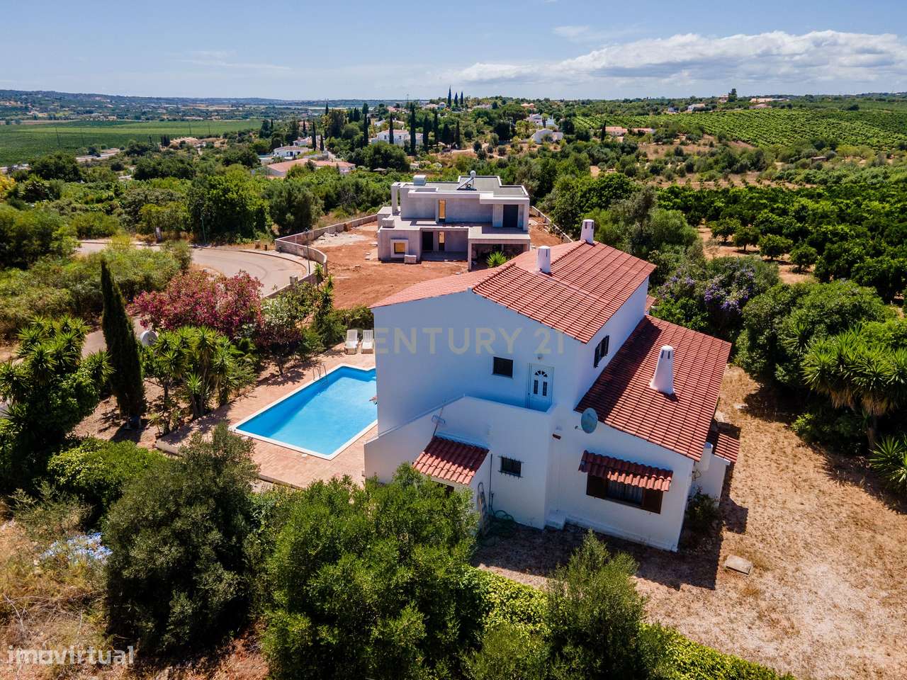 Moradia Bifamiliar T3 + T1 com Piscina  junto aos Campos de Golfe de A-40