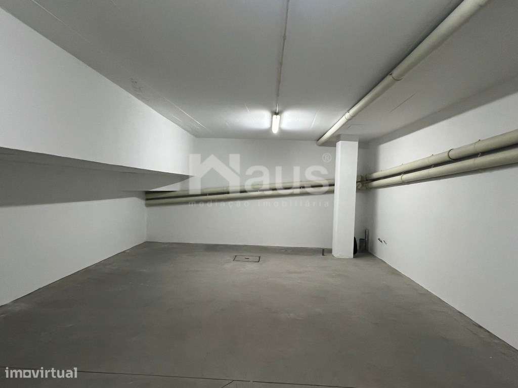 Garagem inserida em cave - Grande imagem: 5/7