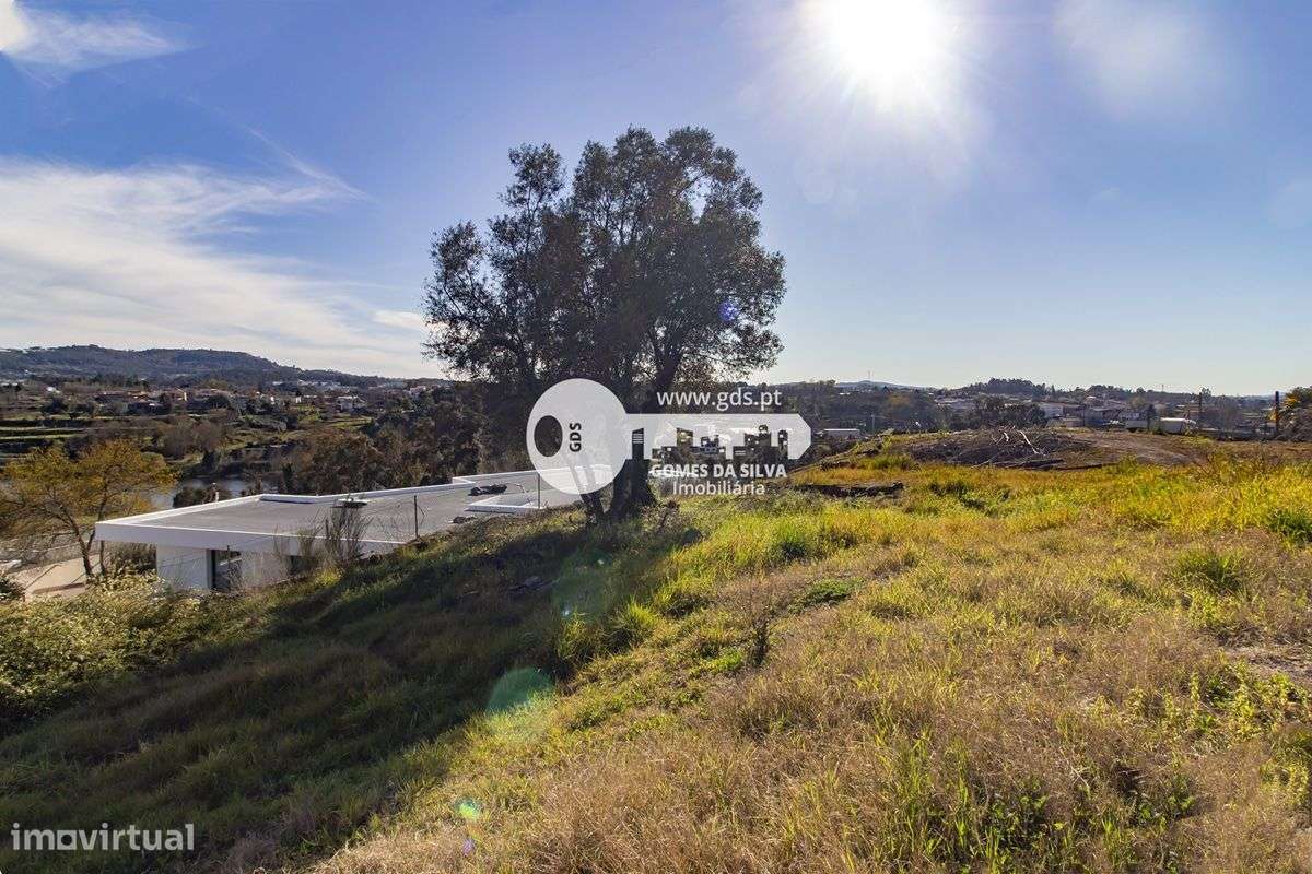 Duas moradias para restauro em Lago-7