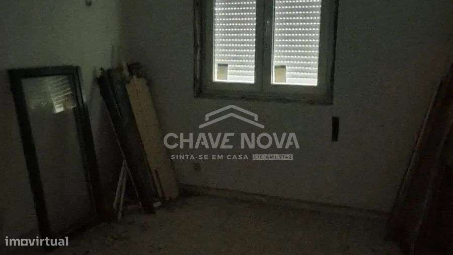 Andar Moradia T2, p/ reabilitação em Ramalde - Grande imagem: 5/14