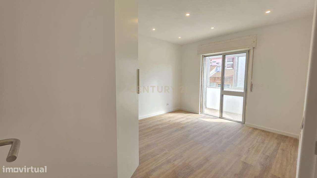 Apartamento T3 Renovado com vista Cidade e Mar em Queluz - Grande imagem: 4/14