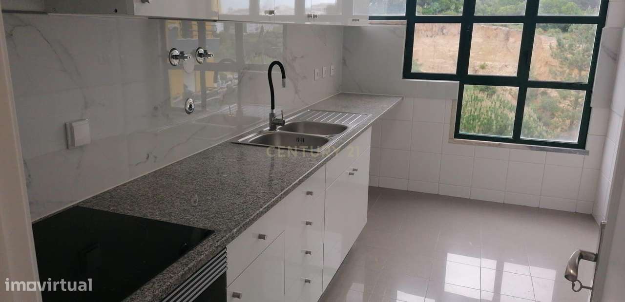 Apartamento de 4 Assoalhadas com Vista sobre o Parque da Paz situado n-2