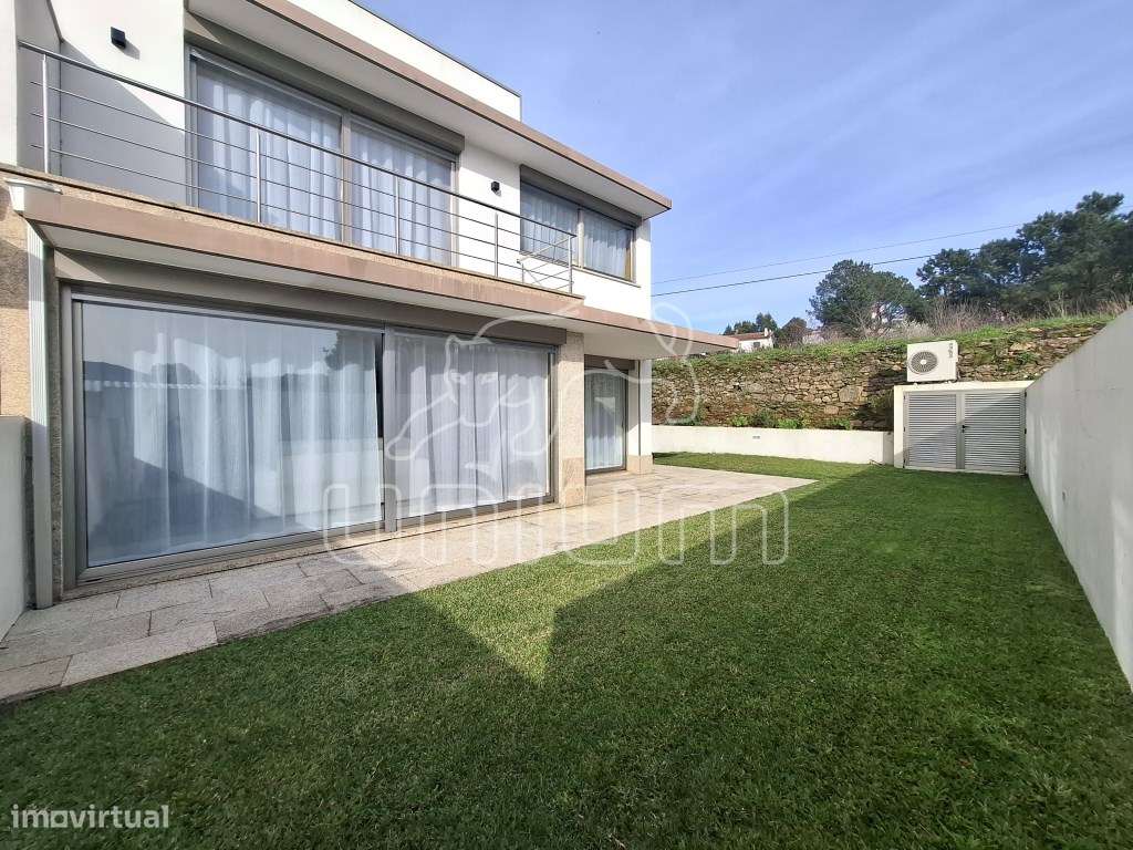 Fabulosa Moradia Geminada T3 com Jardim-30