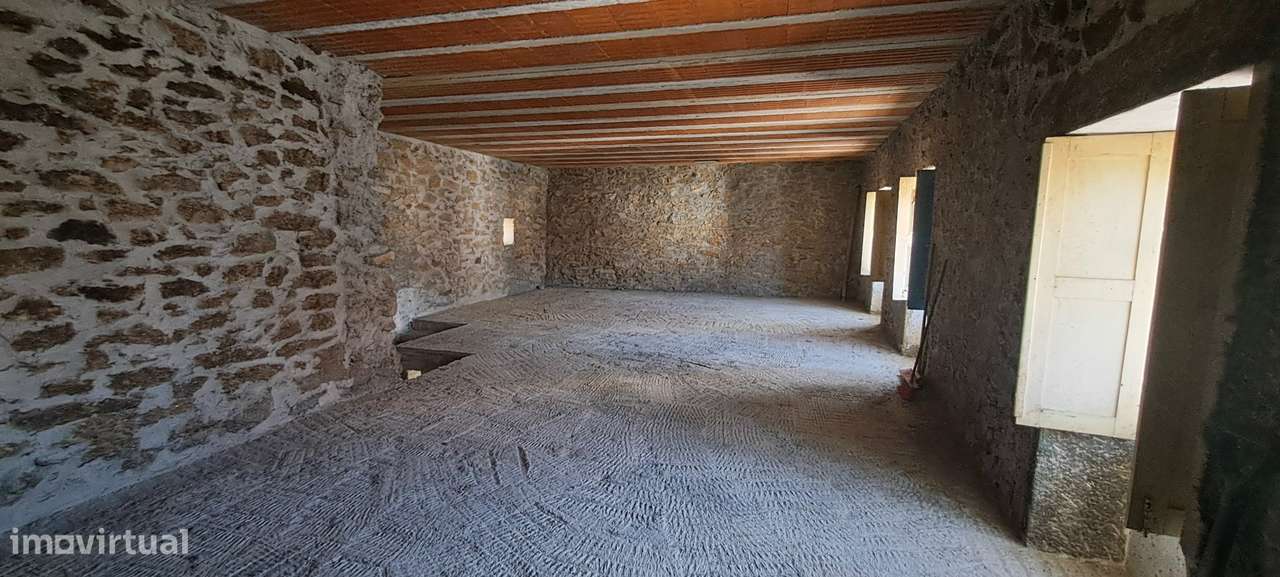 Moradia Rústica em fase de acabamento, com garagem, em Sendim-18