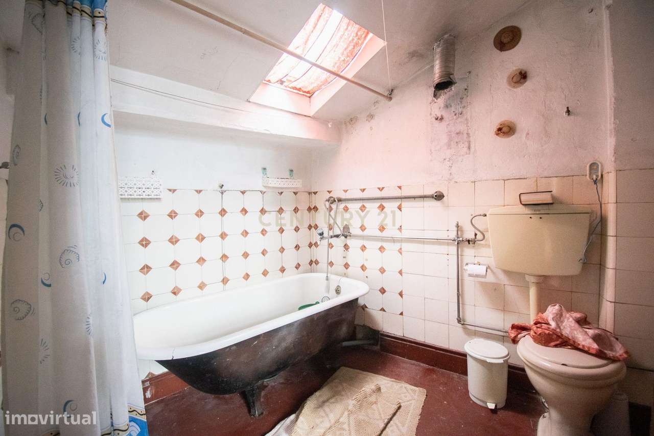 Prédio na emblemática Rua do Quebra Costas, no centro histórico de Coi-39