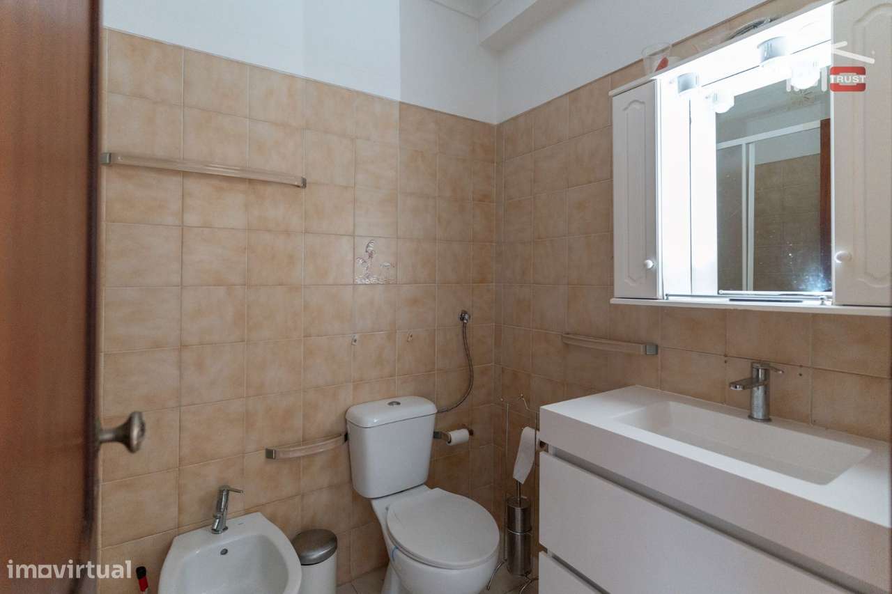 APARTAMENTO T2 COM ELEVADOR E PARQUEAMENTO NA CAVE VISTA MAR LATERA...-5