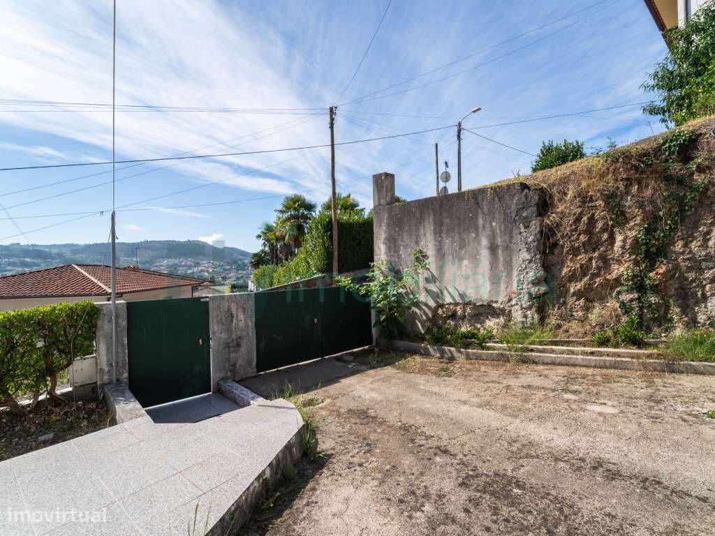 MORADIA TÉRREA COM GRANDE POTENCIAL | GARAGEM E JARDIM-21