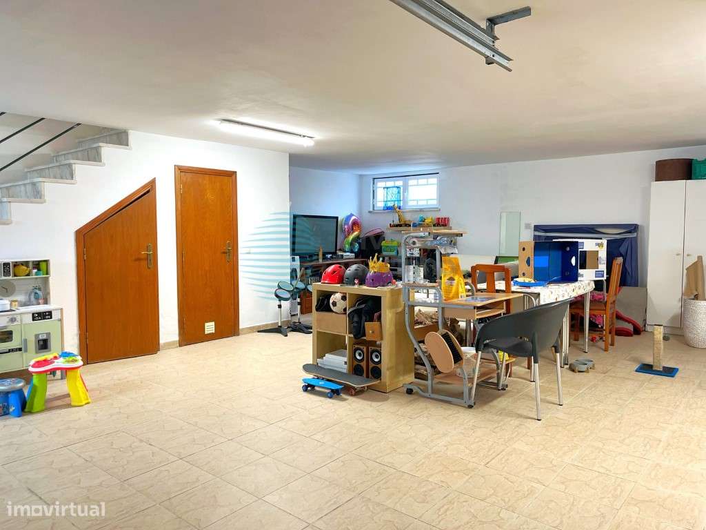 Moradia V3 situada no centro do Bombarral-24